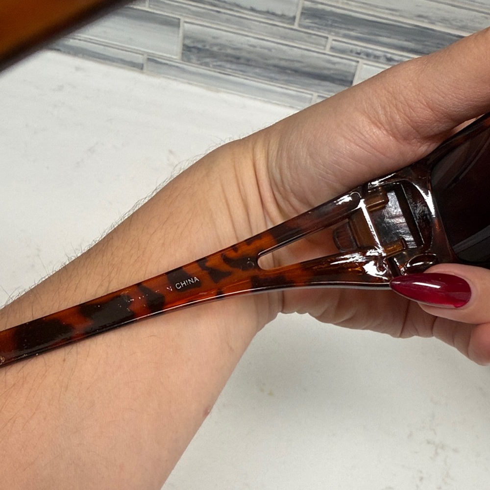 Elegant Tortoise Shell Sunglasses - Picture 8 of 14